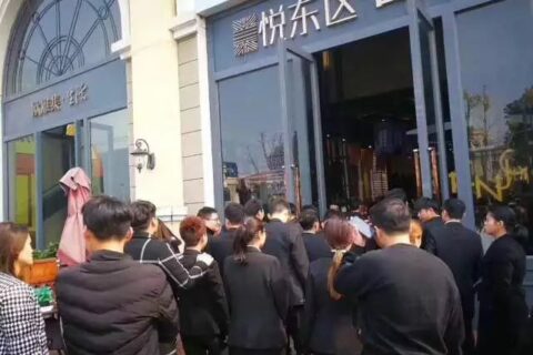 悦东区售楼处又排队了，我为什么要说又呢？
