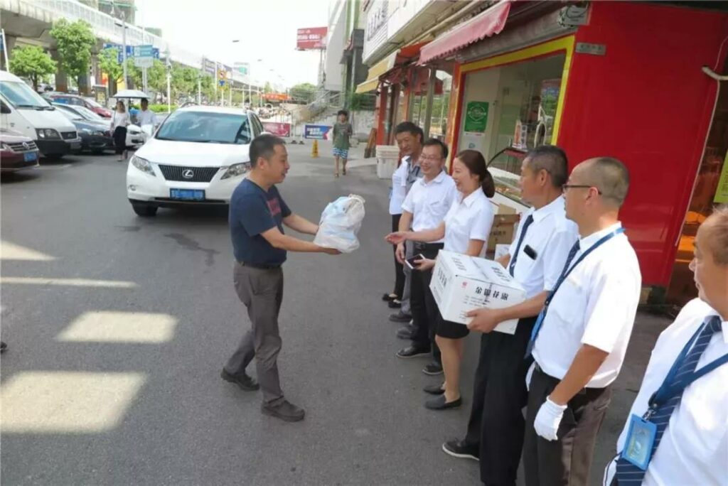 耀盛集团工会开展了“夏送清凉、关爱职工“高温慰问活动