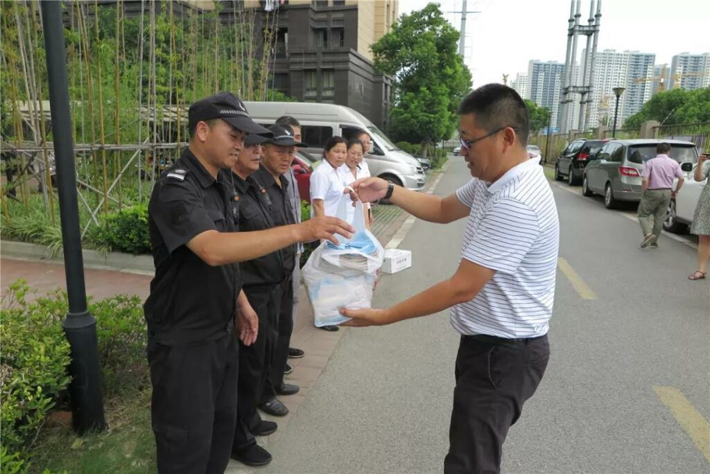 耀盛集团工会开展了“夏送清凉、关爱职工“高温慰问活动