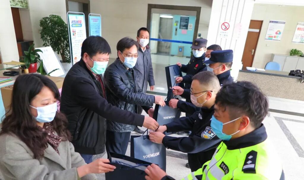 众志成城，抗击疫情|耀盛集团向平江新城一线工作者捐赠物资