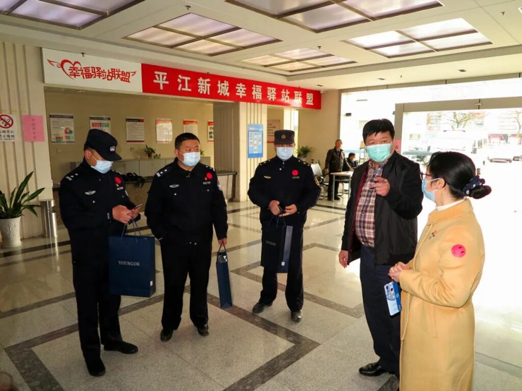 众志成城，抗击疫情|耀盛集团向平江新城一线工作者捐赠物资