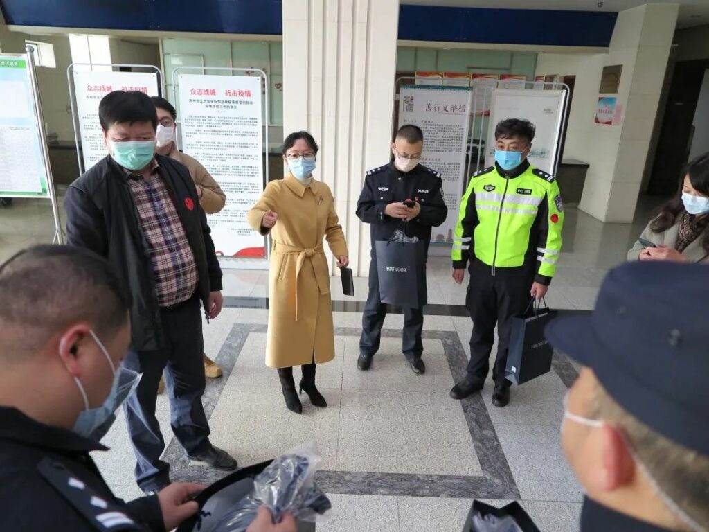 众志成城，抗击疫情|耀盛集团向平江新城一线工作者捐赠物资