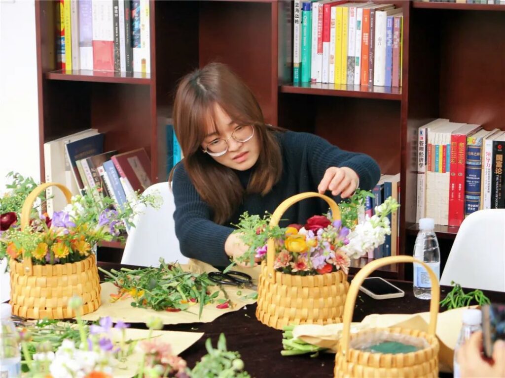 耀盛集团工会组织开展女神节花艺活动