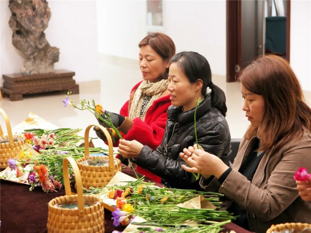 耀盛集团工会组织开展女神节花艺活动