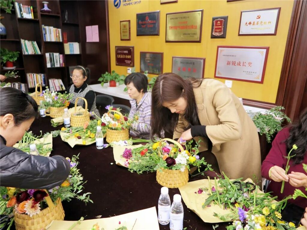 耀盛集团工会组织开展女神节花艺活动